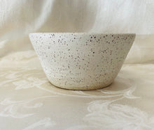 Load image into Gallery viewer, Medium Bowl:  (White on Speckled Clay with Five Flowers)
