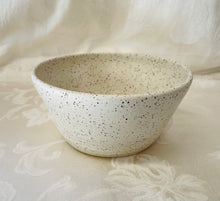 Load image into Gallery viewer, Medium Bowl:  (White on Speckled Clay with Five Flowers)
